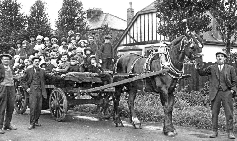 Children in the Marfleet Lane area around 1910