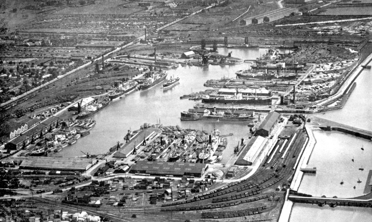 Alexandra Dock from the air in 1905